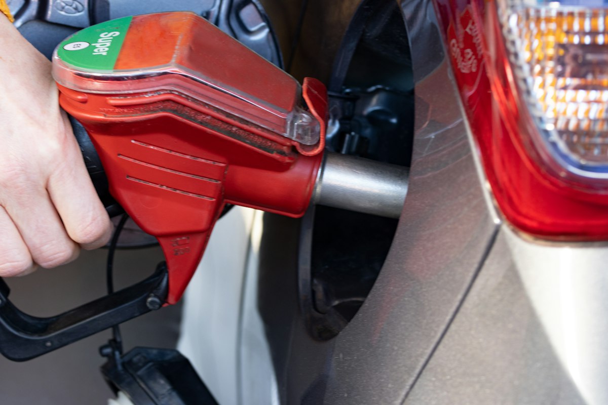 Prime carburant 2026 : salarié faisant le plein de carburant de sa voiture dans une station-service