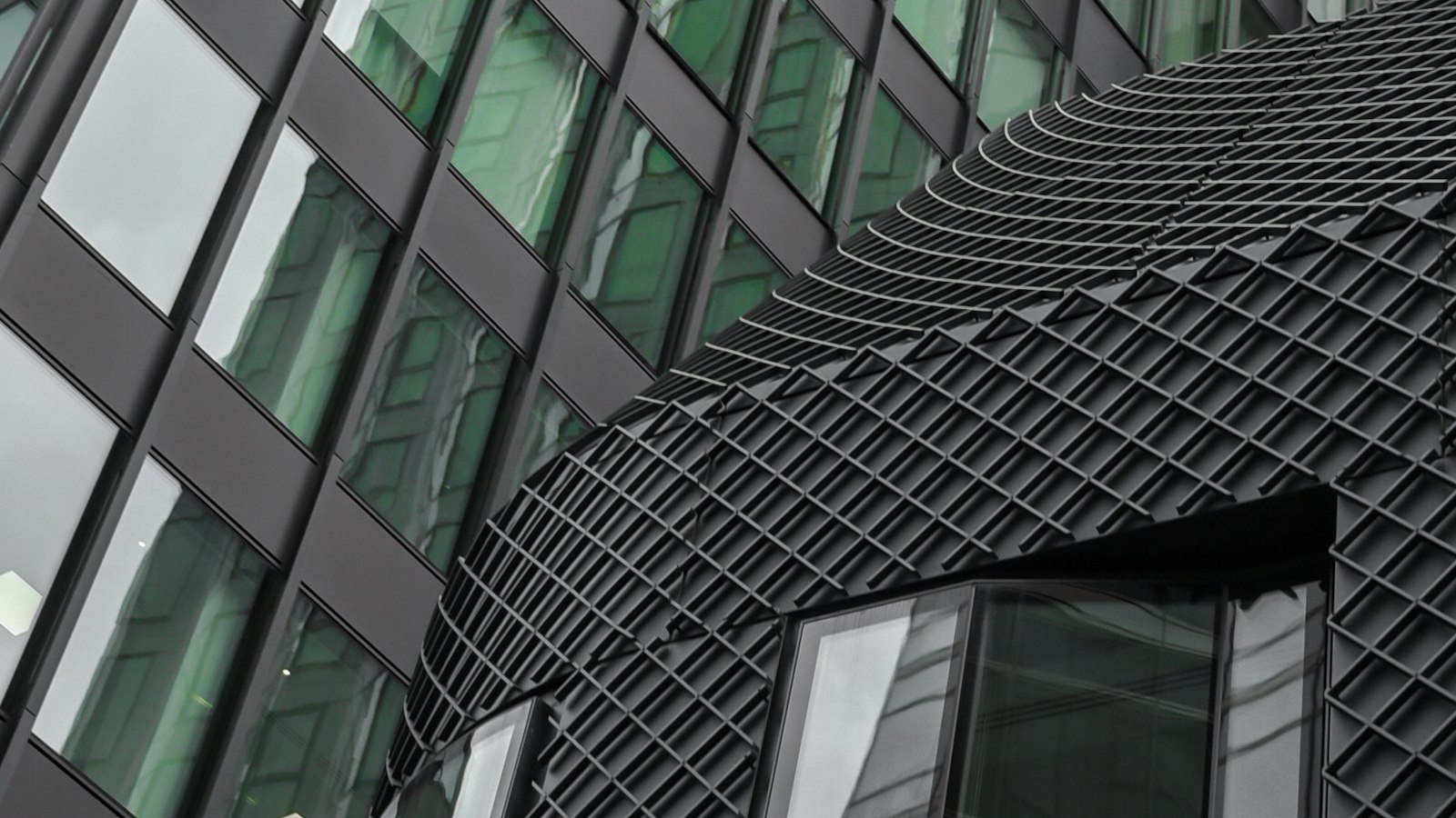 Façade vitrée d’un immeuble de bureaux : le régime social et fiscal des indemnités de départ
