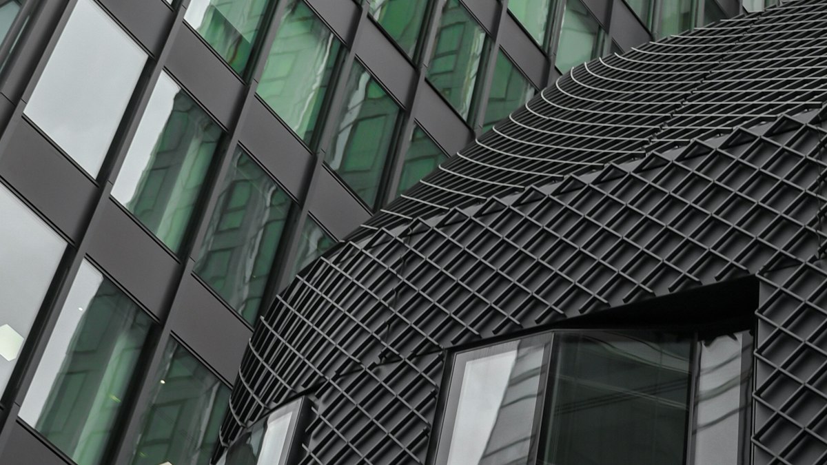 Façade vitrée d’un immeuble de bureaux : le régime social et fiscal des indemnités de départ