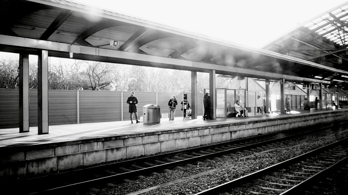 Quai de gare en noir et blanc : le chômage et la retraite après un départ négocié