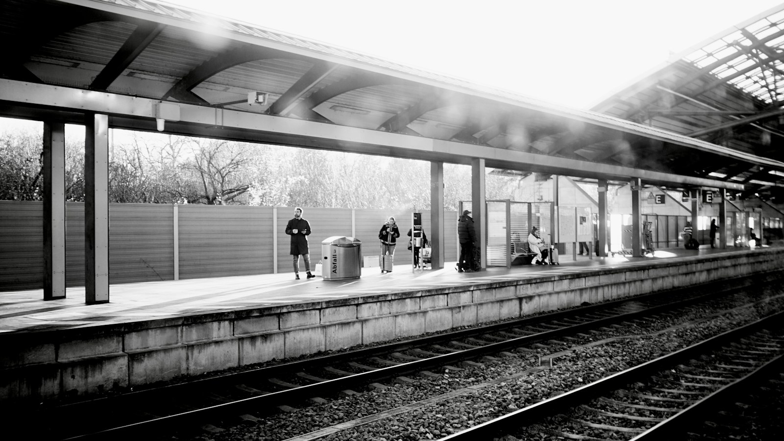 Quai de gare en noir et blanc : le chômage et la retraite après un départ négocié