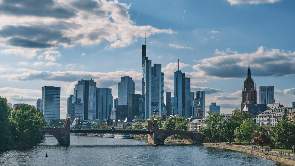 Quartier d’affaires de Francfort au bord du fleuve : le départ négocié des cadres et des dirigeants