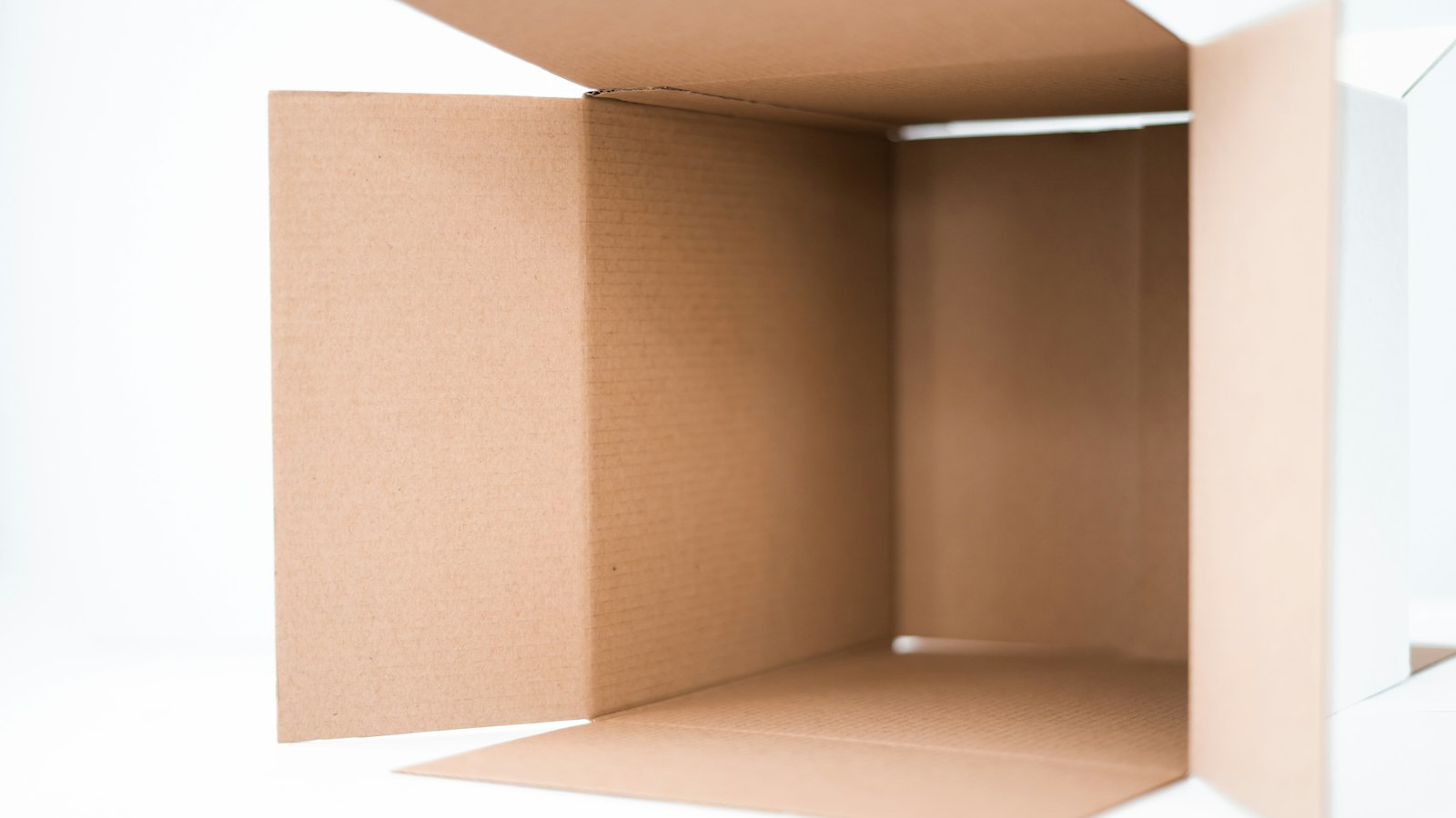 Carton ouvert dans une pièce blanche : la démission et le départ négocié