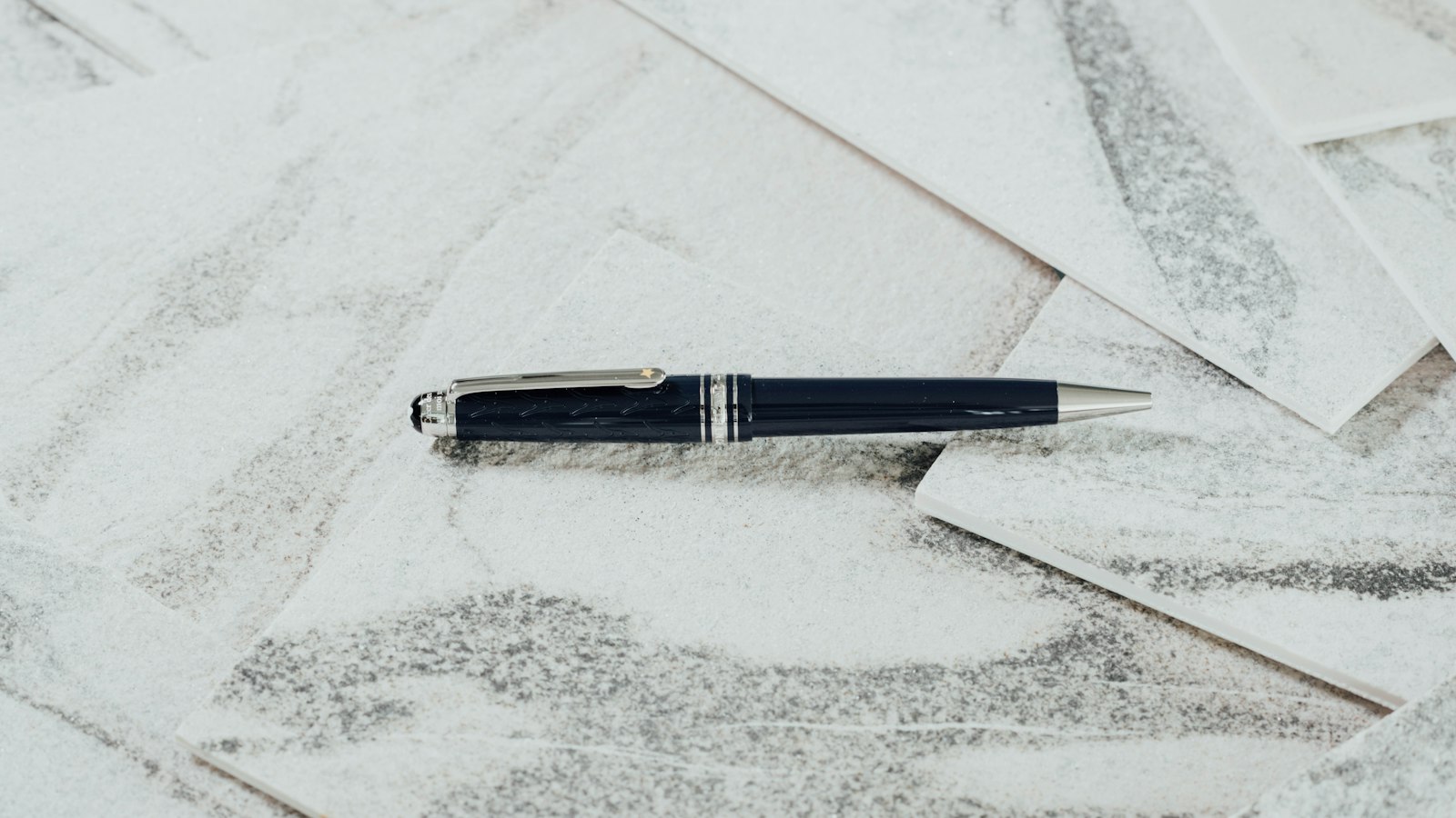 Stylo noir posé sur des feuilles blanches : la rupture conventionnelle du contrat de travail