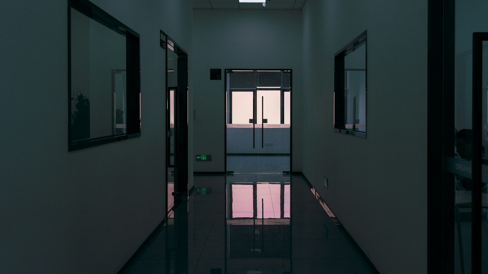 Couloir sombre au sol réfléchissant : l’annulation de la rupture conventionnelle pour vice du consentement