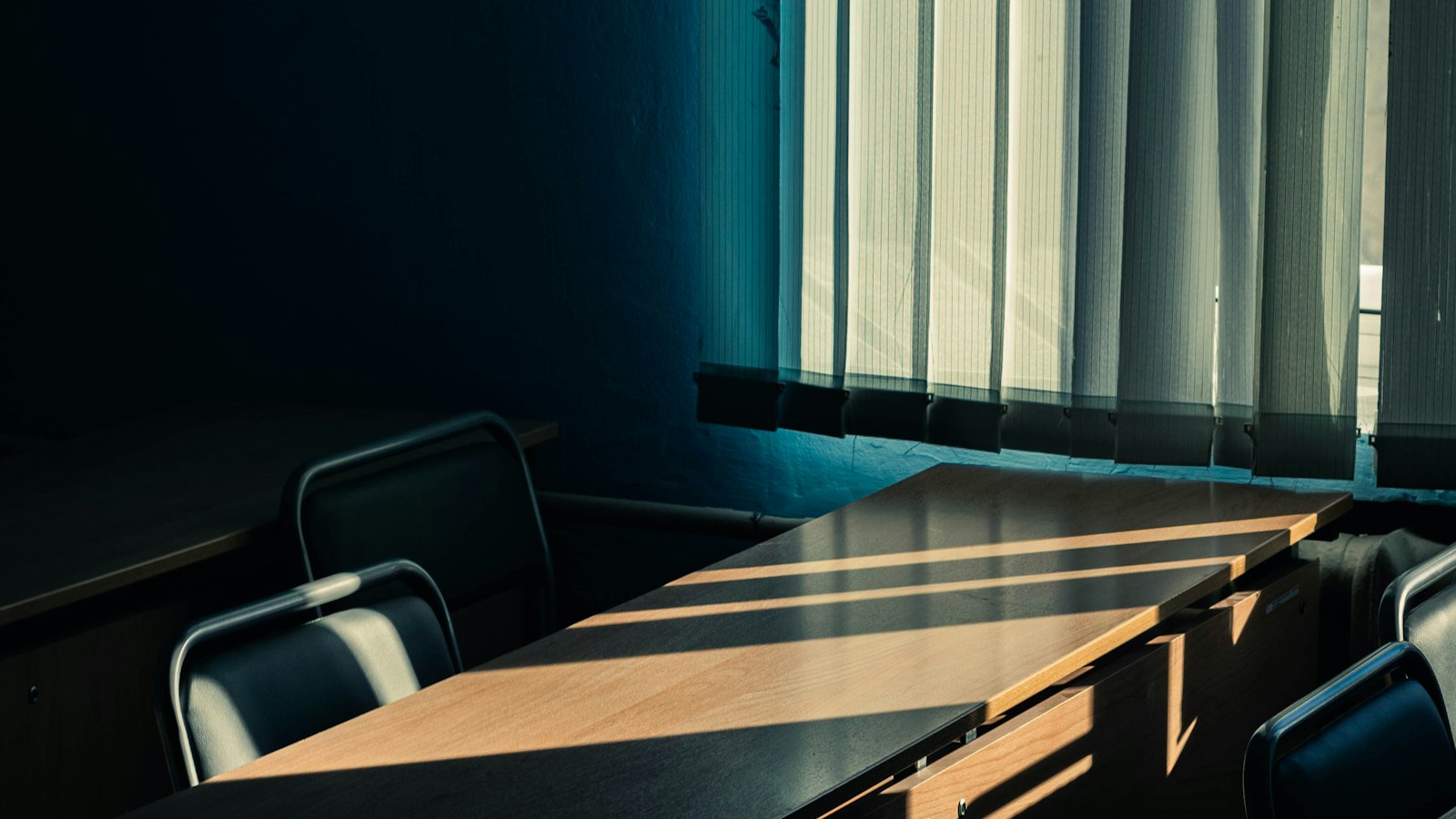 Table de réunion vide traversée par la lumière : l’indemnité supra-légale