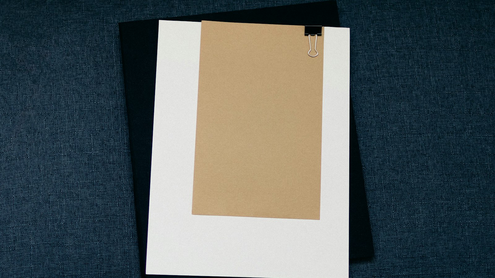 Porte-documents blanc sur fond sombre : le régime social des indemnités de rupture