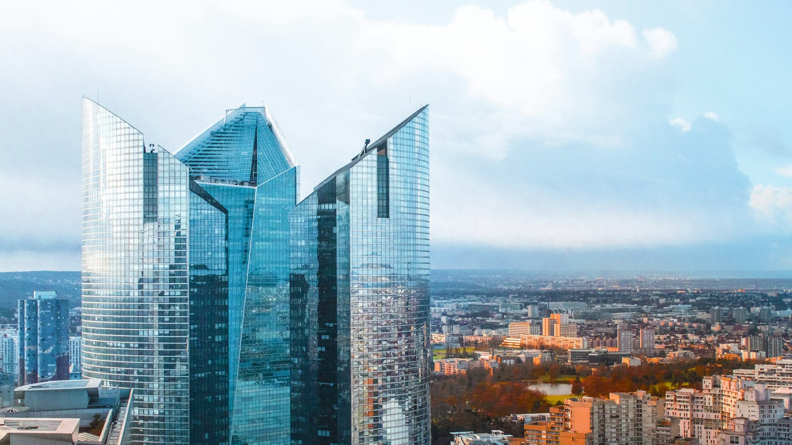Tours de bureaux du quartier de La Défense : la contribution patronale et le coût du départ pour l’employeur