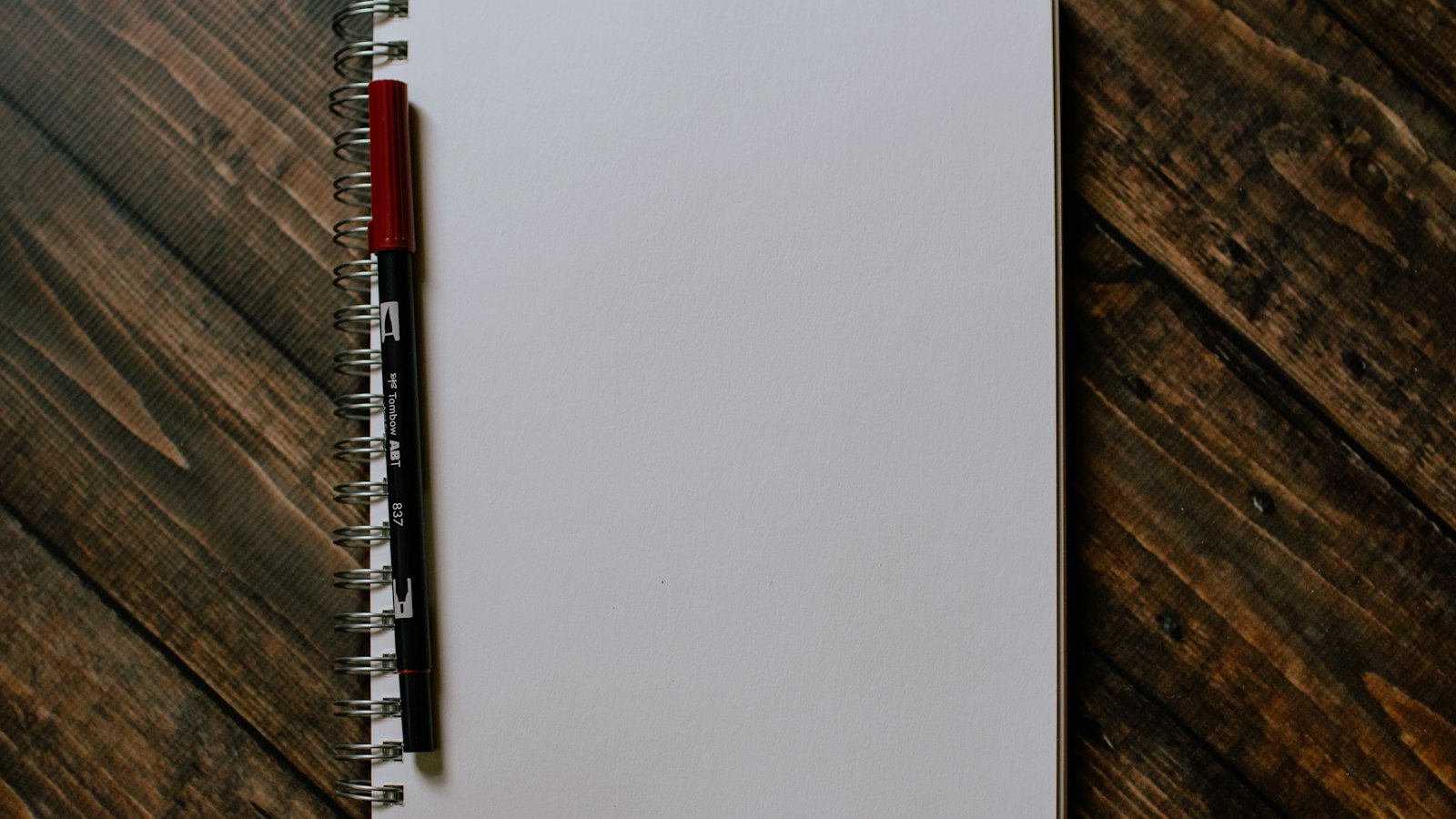 Carnet vierge et stylo sur une table en bois : les conditions de validité de la transaction