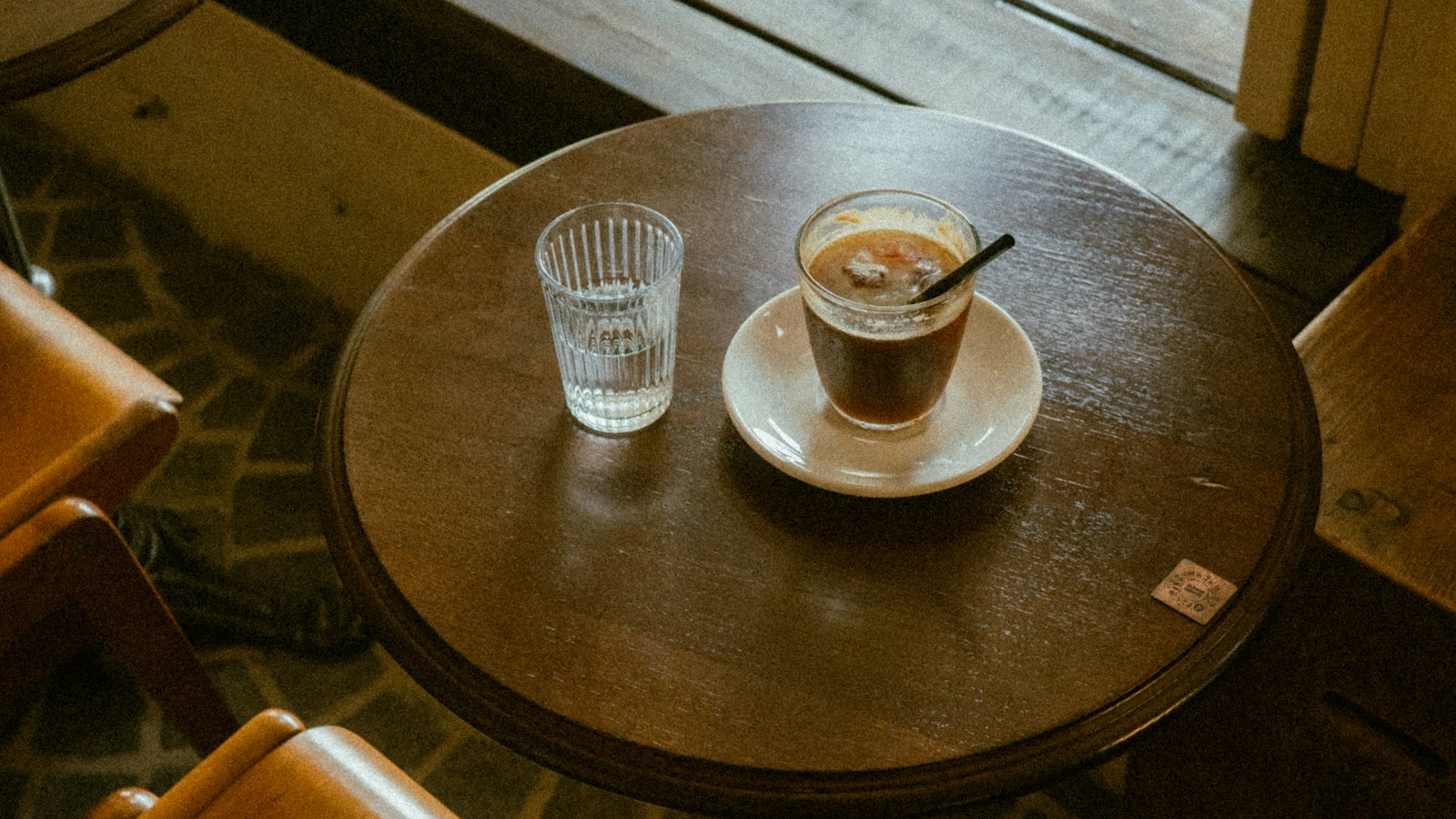 Café et verre d’eau sur une table ronde : les échanges avec l’employeur pendant la négociation