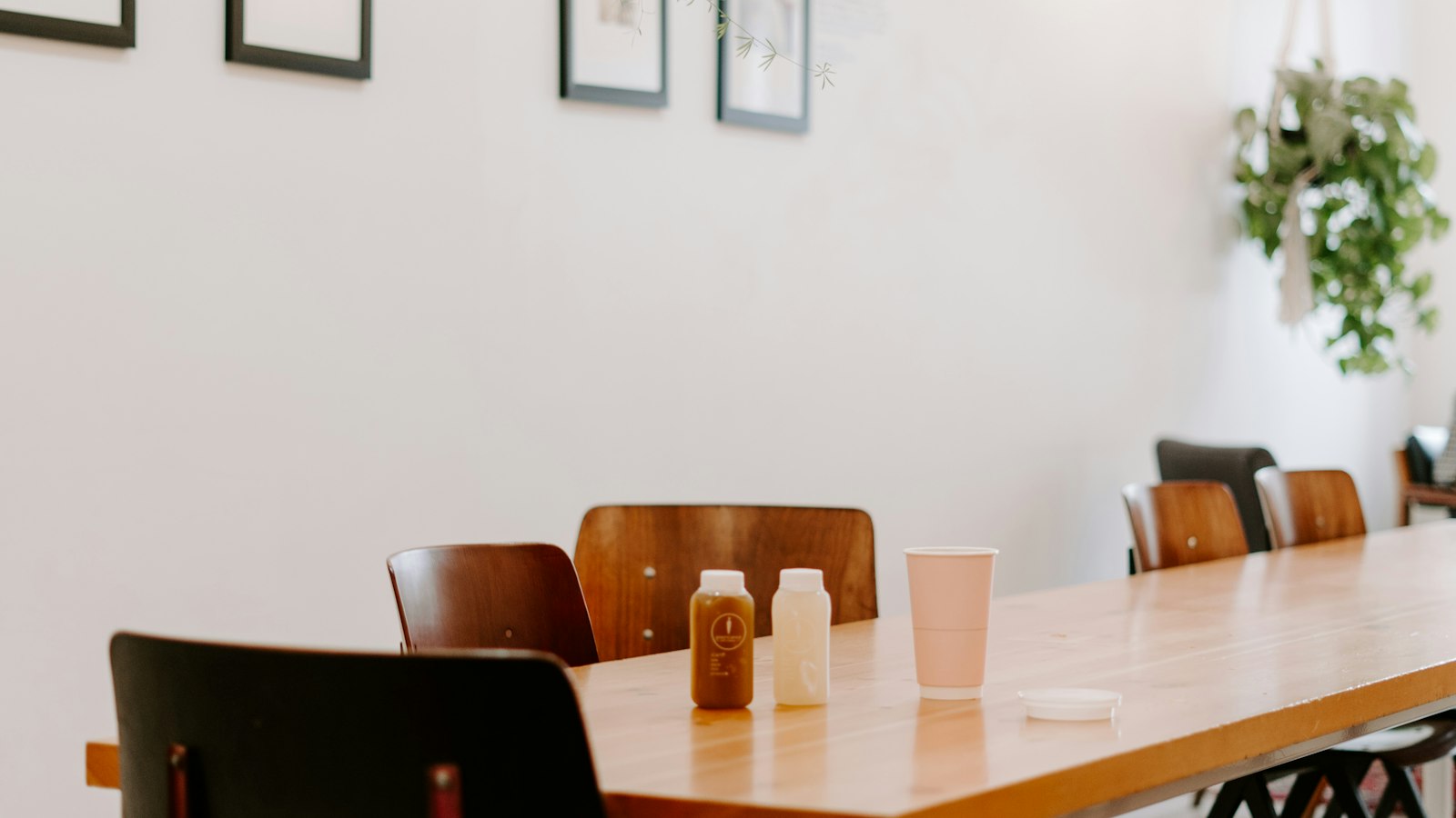Table en bois et chaises vides prêtes pour un rendez-vous : les arguments du salarié dans la négociation
