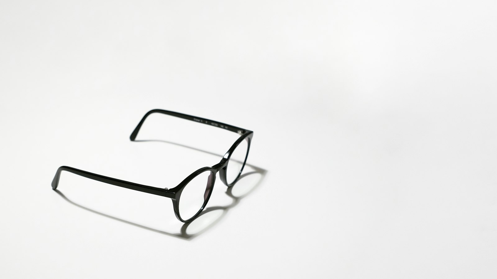 Lunettes à monture noire sur une surface blanche : les questions fréquentes sur le départ négocié