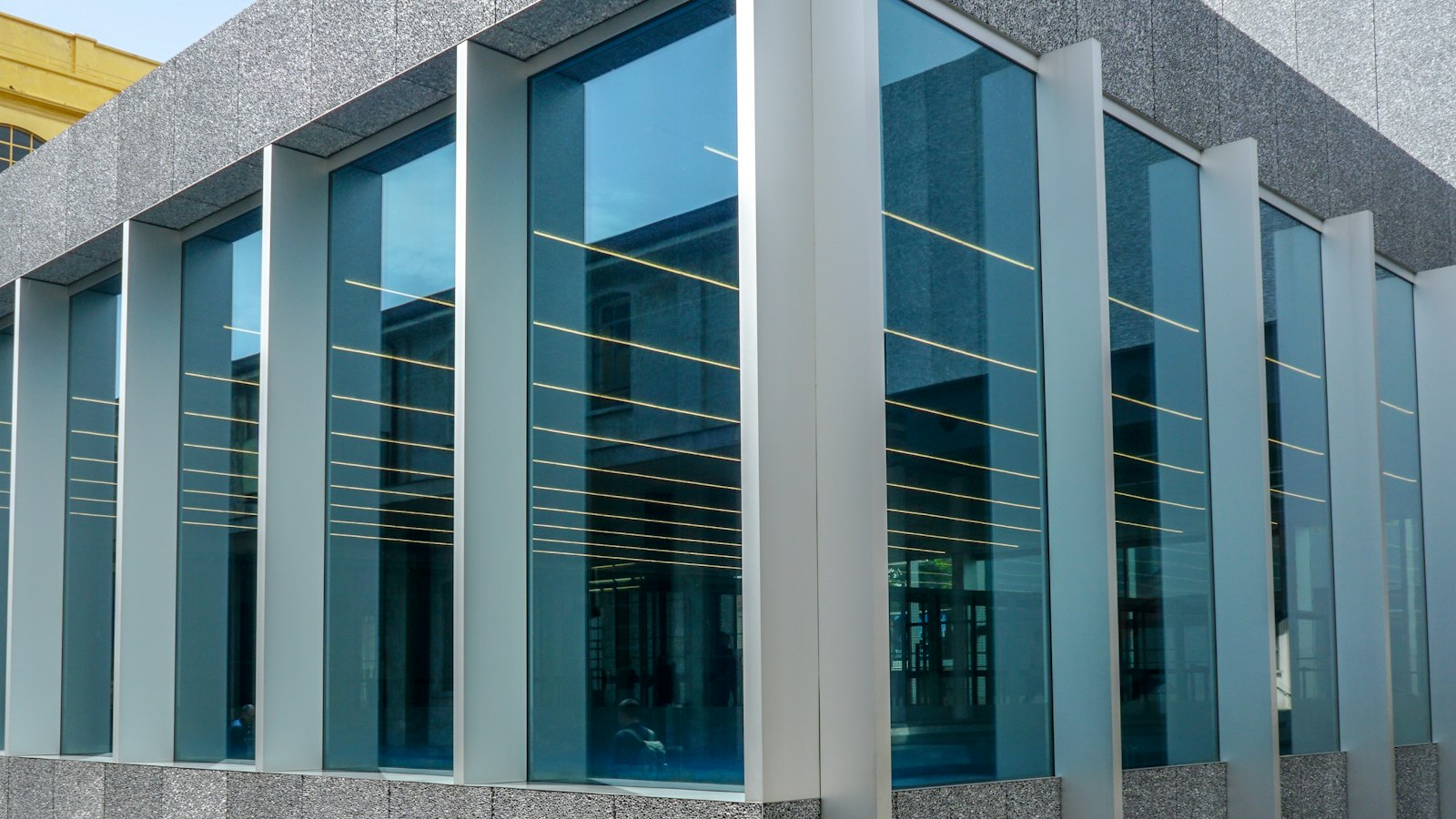 Bâtiment de pierre et de verre aux lignes sévères : l’action en justice du CSE