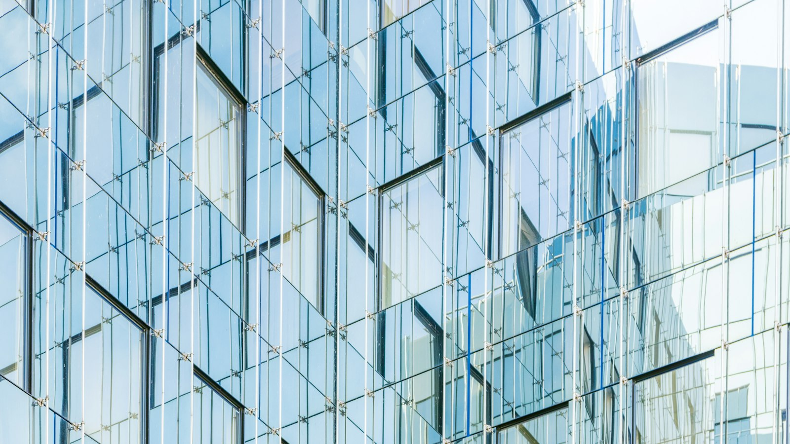 Façade de verre d’un immeuble de bureaux : les attributions du CSE
