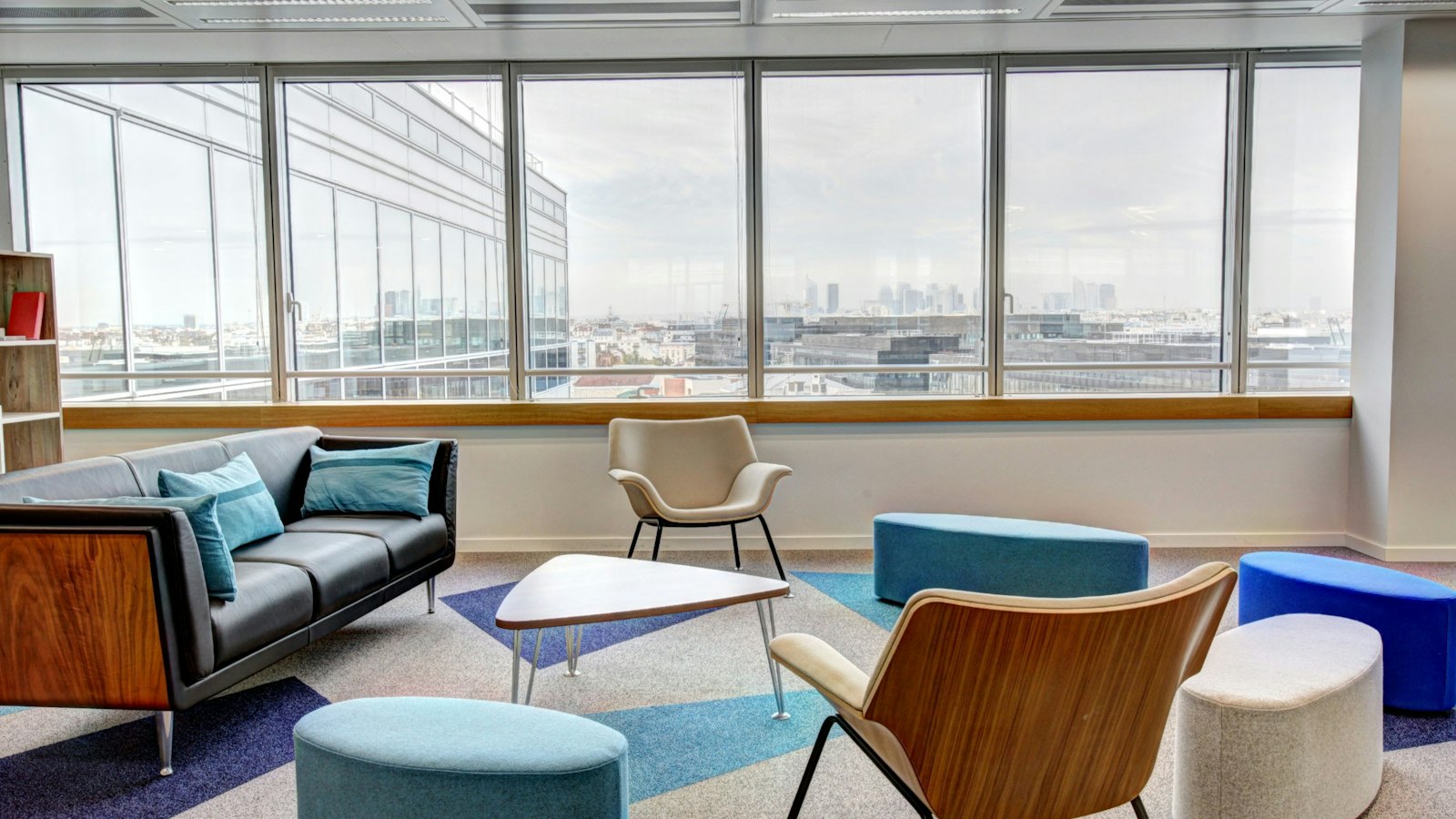 Espace de détente aux fauteuils colorés devant de grandes baies : le budget des activités sociales et culturelles du CSE