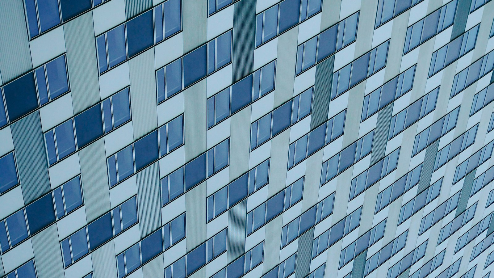 Façade aux fenêtres bleues répétées à l’infini : la base de données économiques, sociales et environnementales (BDESE)