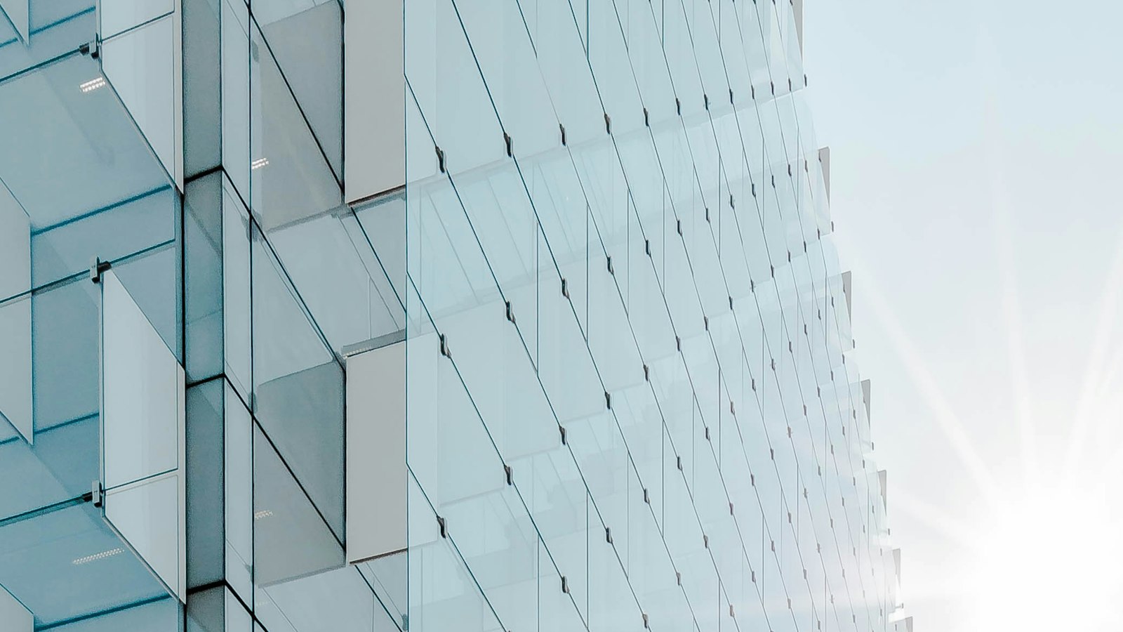 Façade de verre sous le soleil : le calendrier annuel du secrétaire du CSE