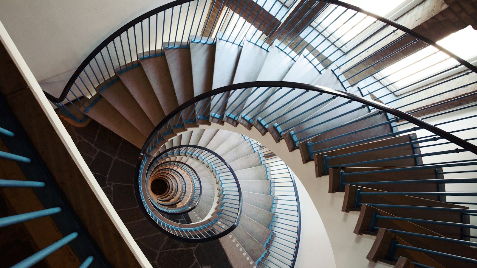 Escalier en colimaçon vu d’en haut : les trois consultations récurrentes du CSE