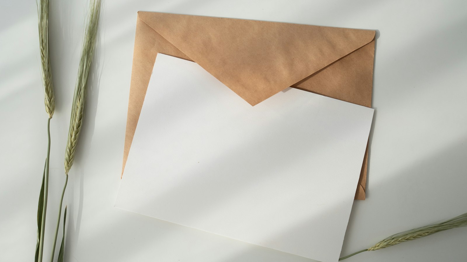 Feuille blanche et enveloppe kraft : la convocation et la communication de l’ordre du jour du CSE