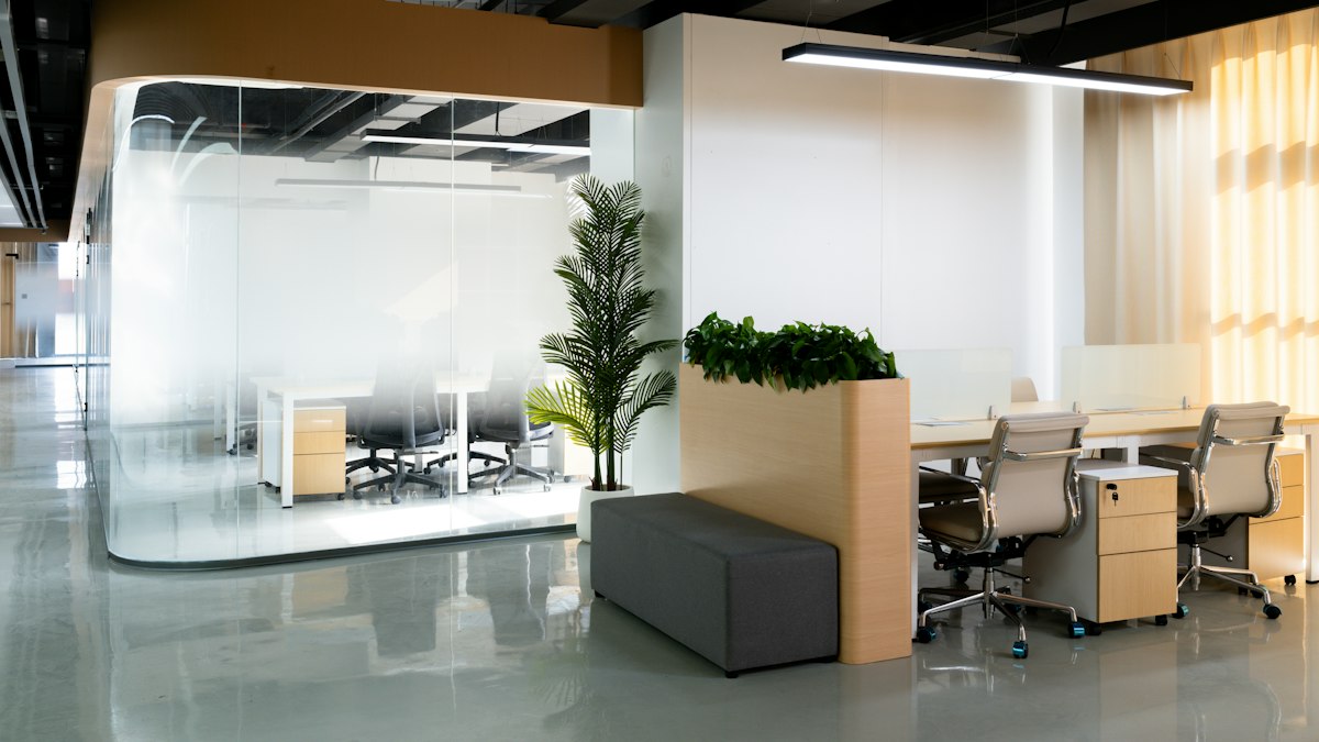 Espace de bureaux avec salle vitrée et plantes : les moyens et le fonctionnement du CSE