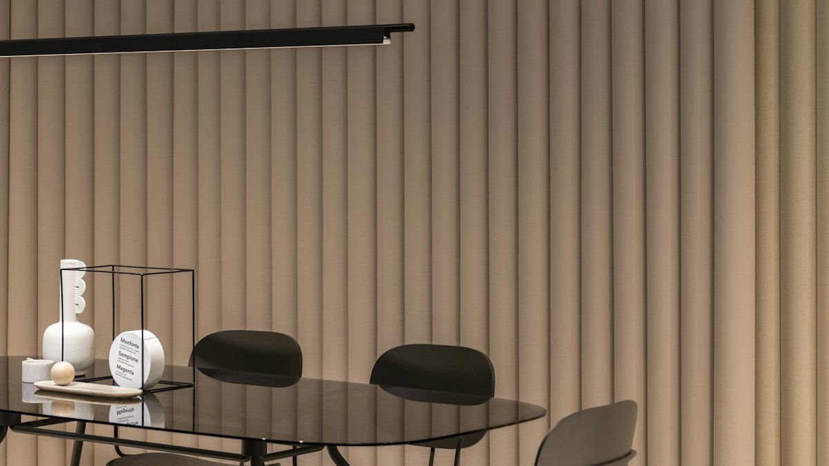 Table ovale et chaises dans une pièce aux murs ondulés : les consultations du CSE