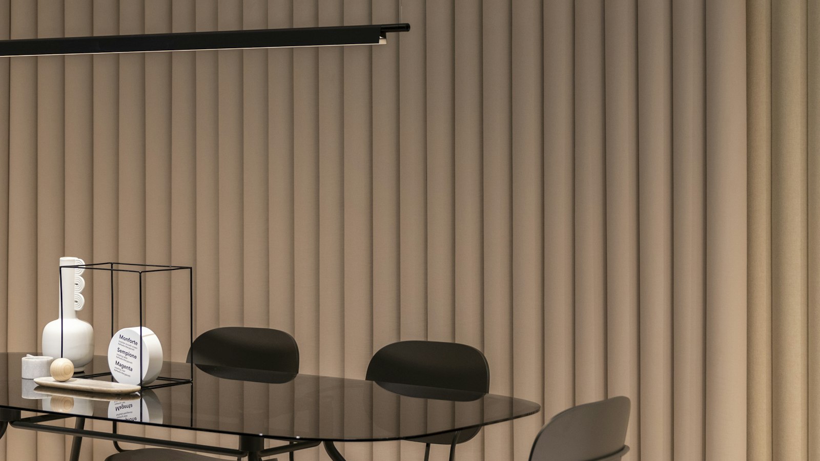 Table ovale et chaises dans une pièce aux murs ondulés : les consultations du CSE