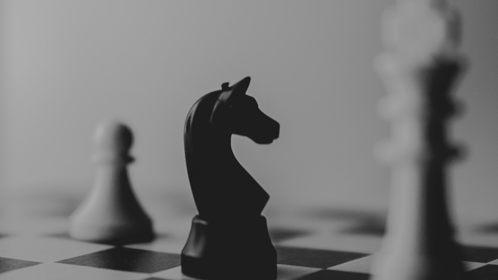 Pièces d’échecs sur un échiquier en noir et blanc : la consultation sur les orientations stratégiques