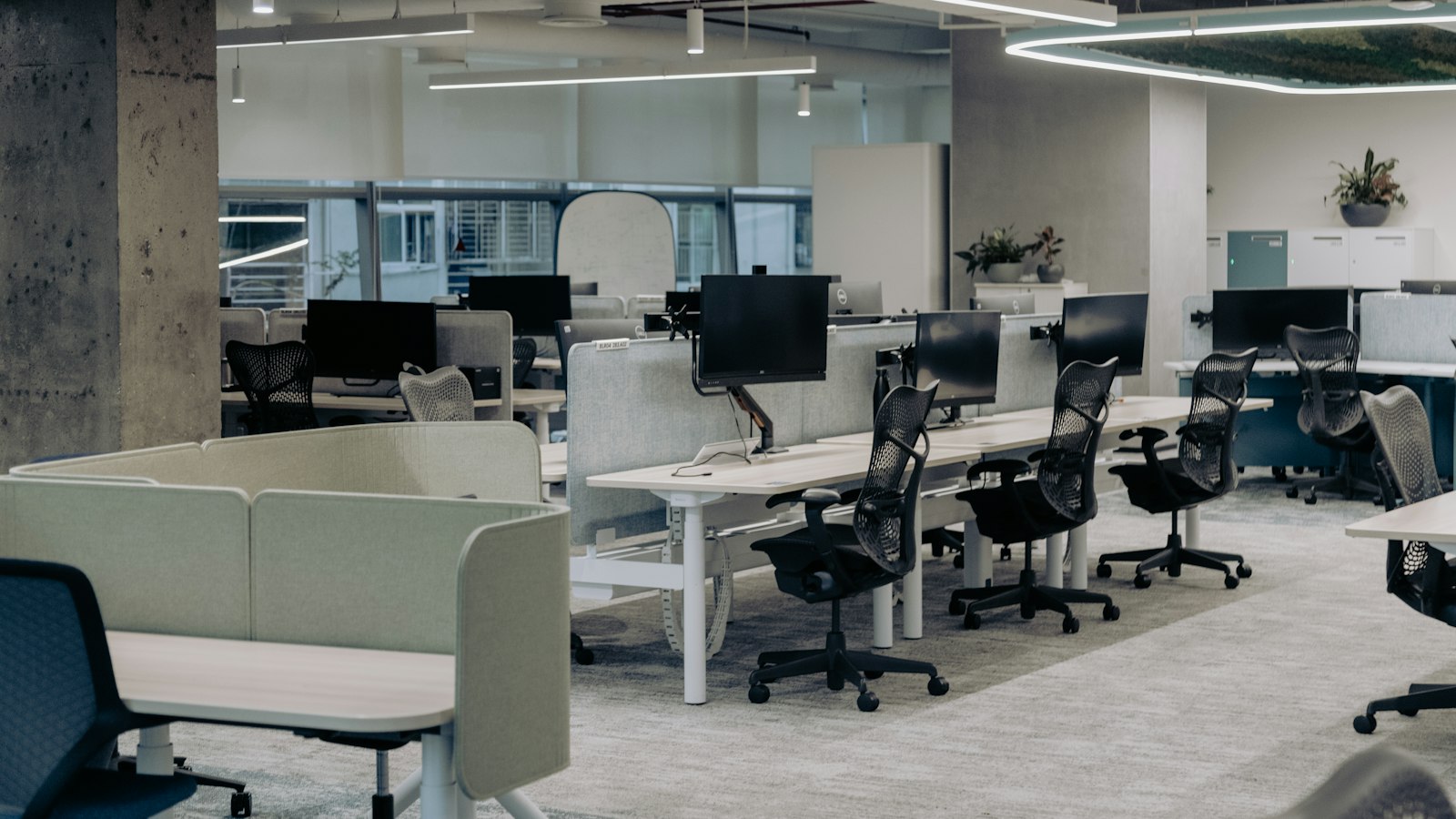 Bureaux en open space vides : la consultation sur la politique sociale, les conditions de travail et l’emploi