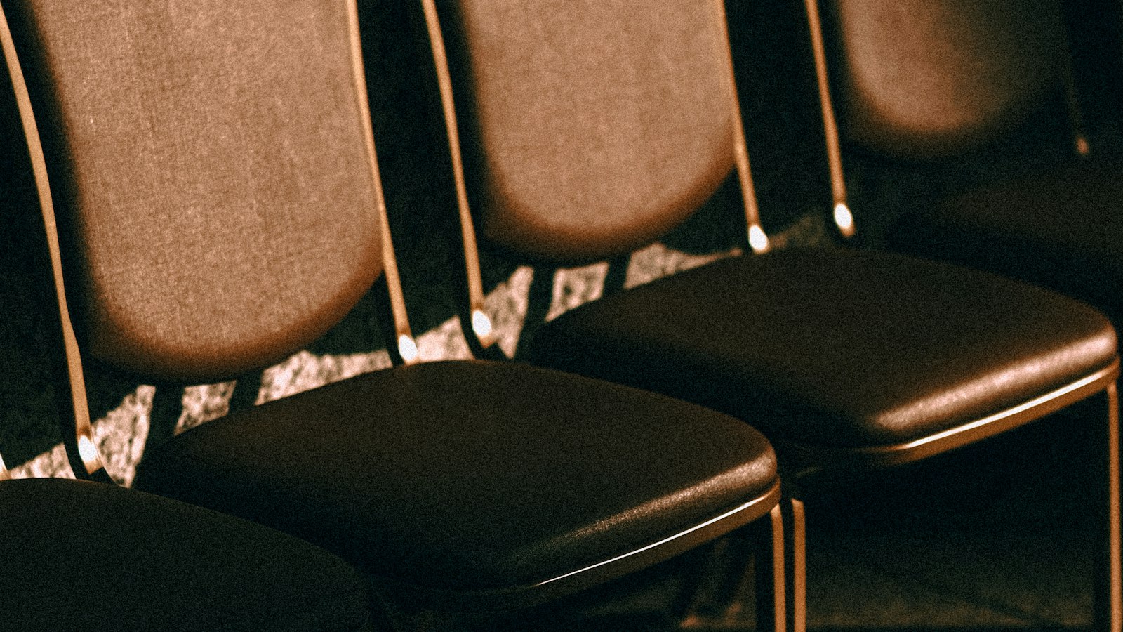 Rangée de chaises vides le long d’un mur : les questions fréquentes des secrétaires de CSE