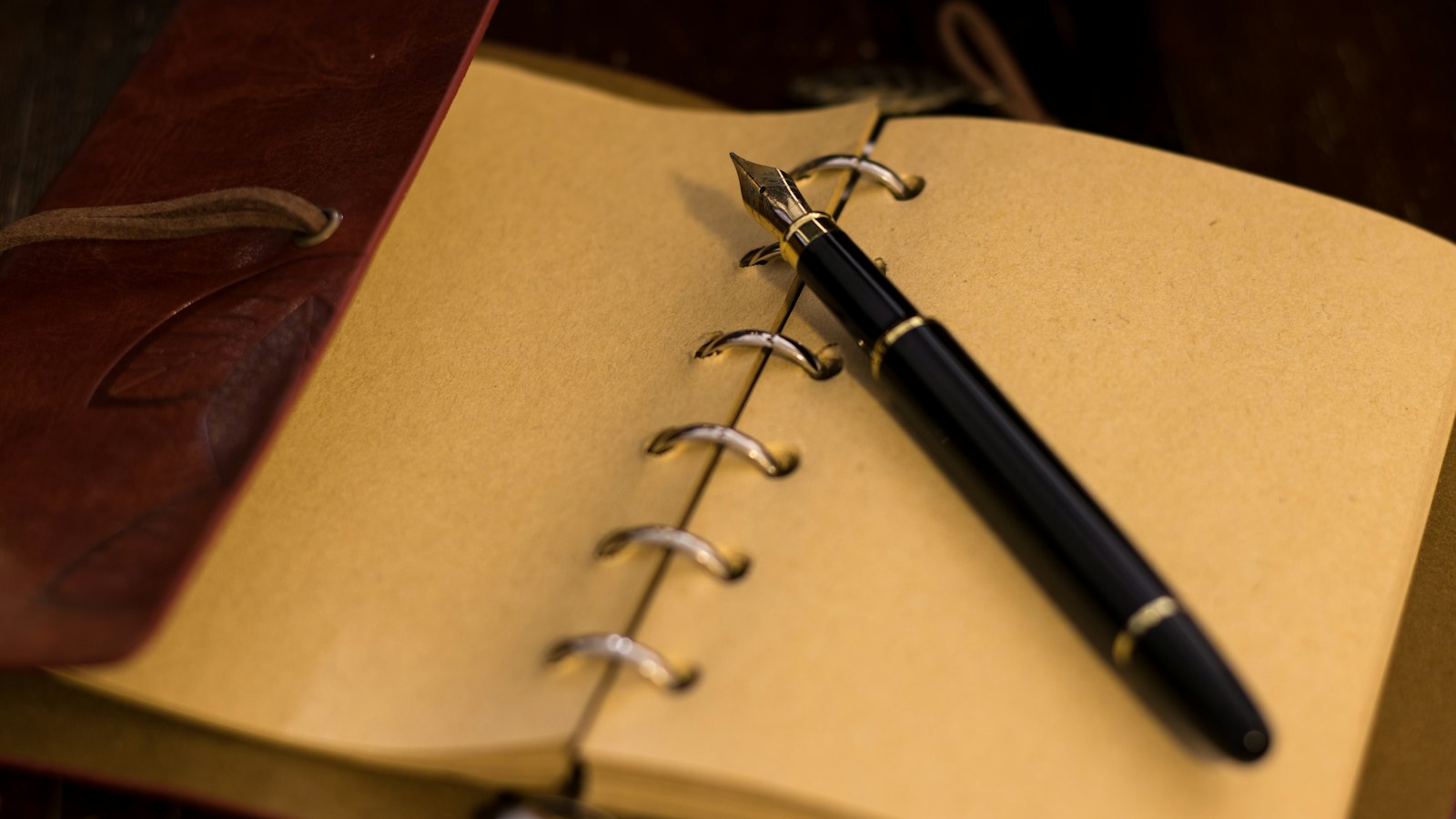 Stylo plume posé sur un carnet relié en cuir : le procès-verbal de réunion du CSE