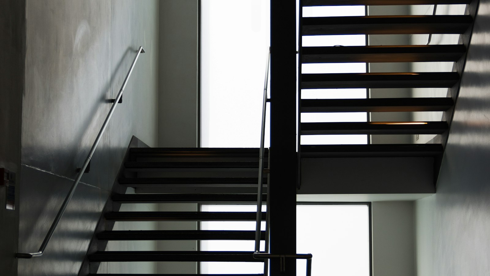 Escalier métallique en clair-obscur : la responsabilité du secrétaire, du trésorier et des élus