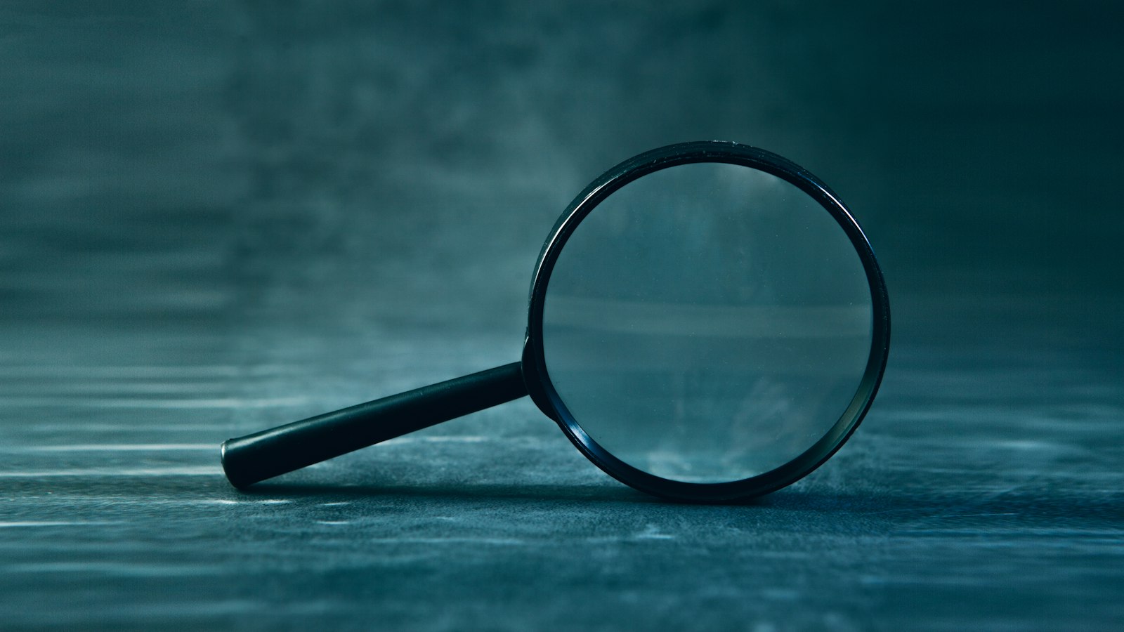 Loupe posée sur une surface sombre : le recours à l’expert par le CSE