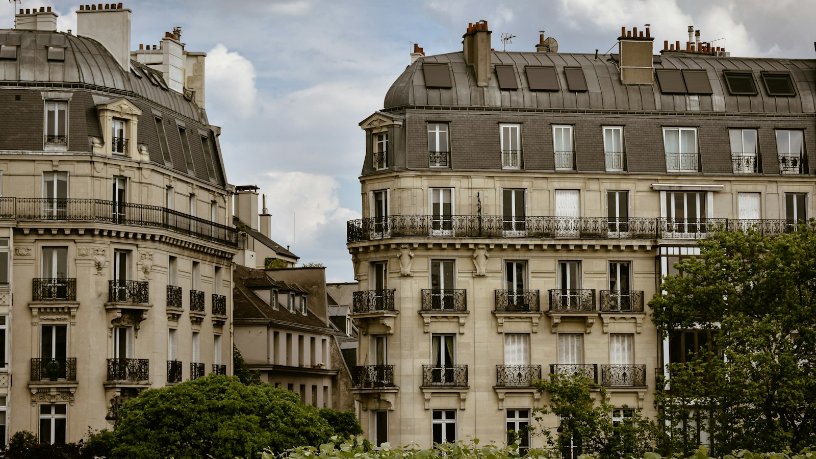 Immeubles haussmanniens au-dessus d’un jardin parisien : l’accompagnement de l’avocat lors d’un contrôle Urssaf