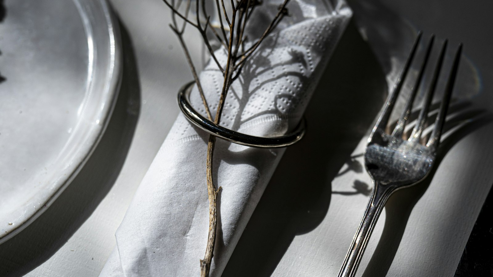 Couverts en argent et serviette sur une table dressée : les avantages en nature