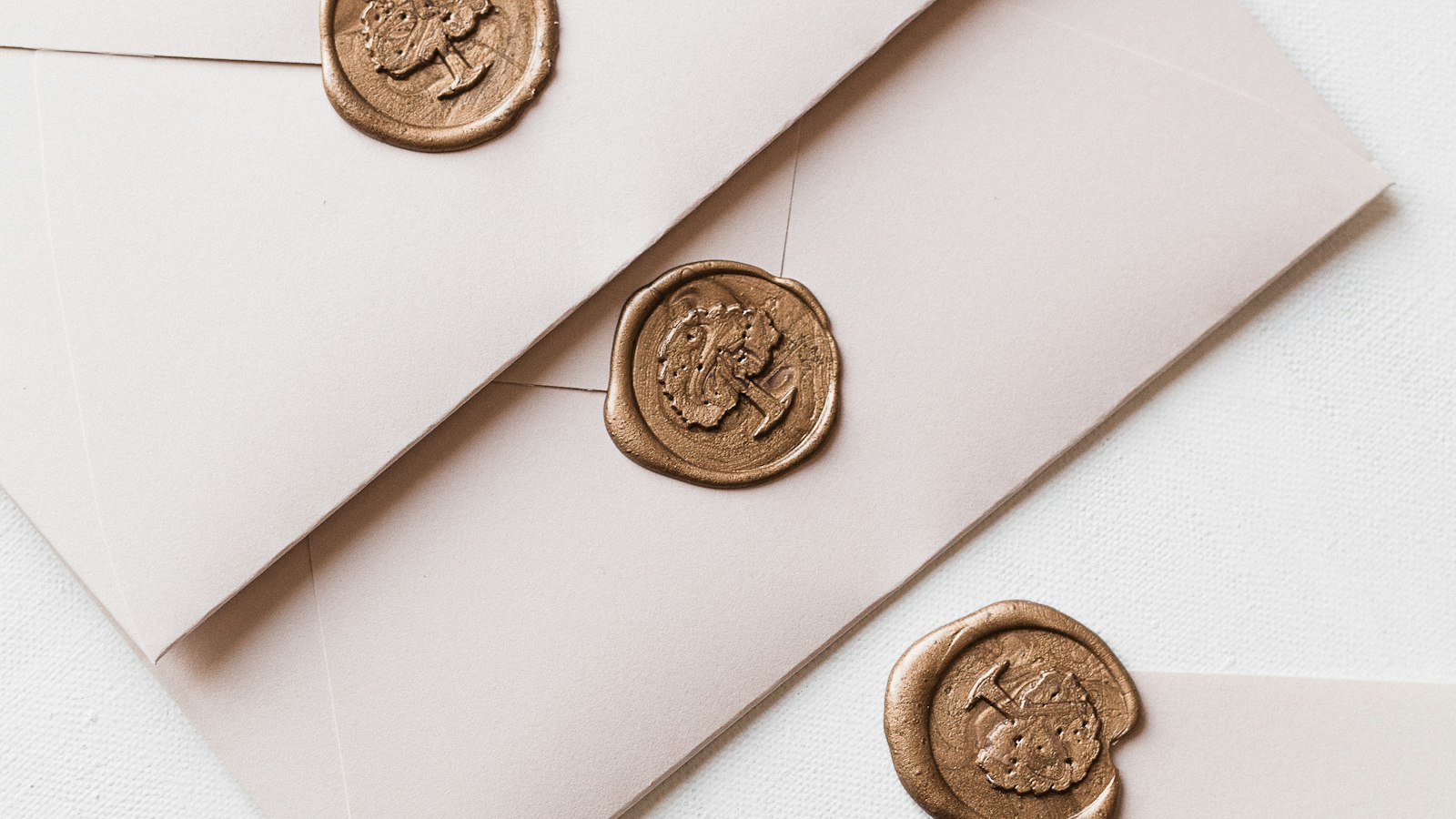 Enveloppes fermées par des cachets de cire : la charte du cotisant contrôlé