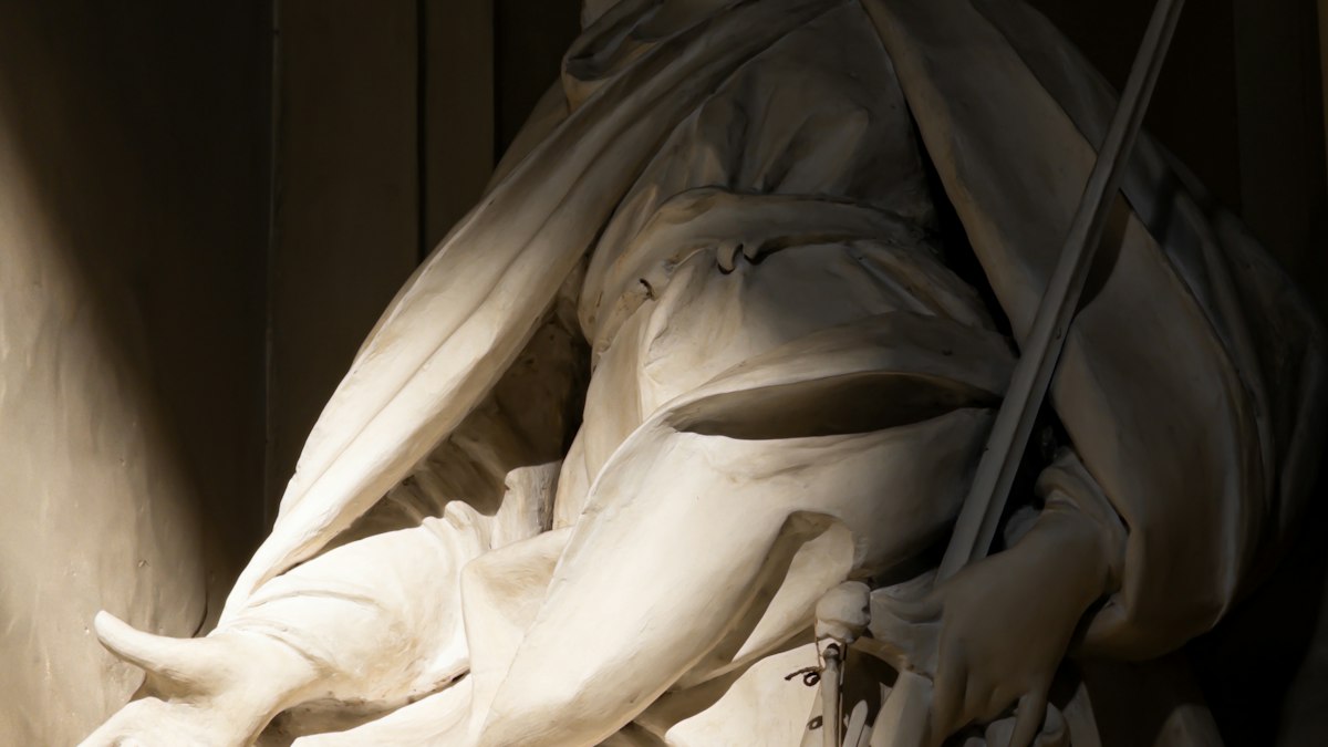 Statue de la Justice en marbre éclairée par la lumière : la contestation d’un redressement Urssaf