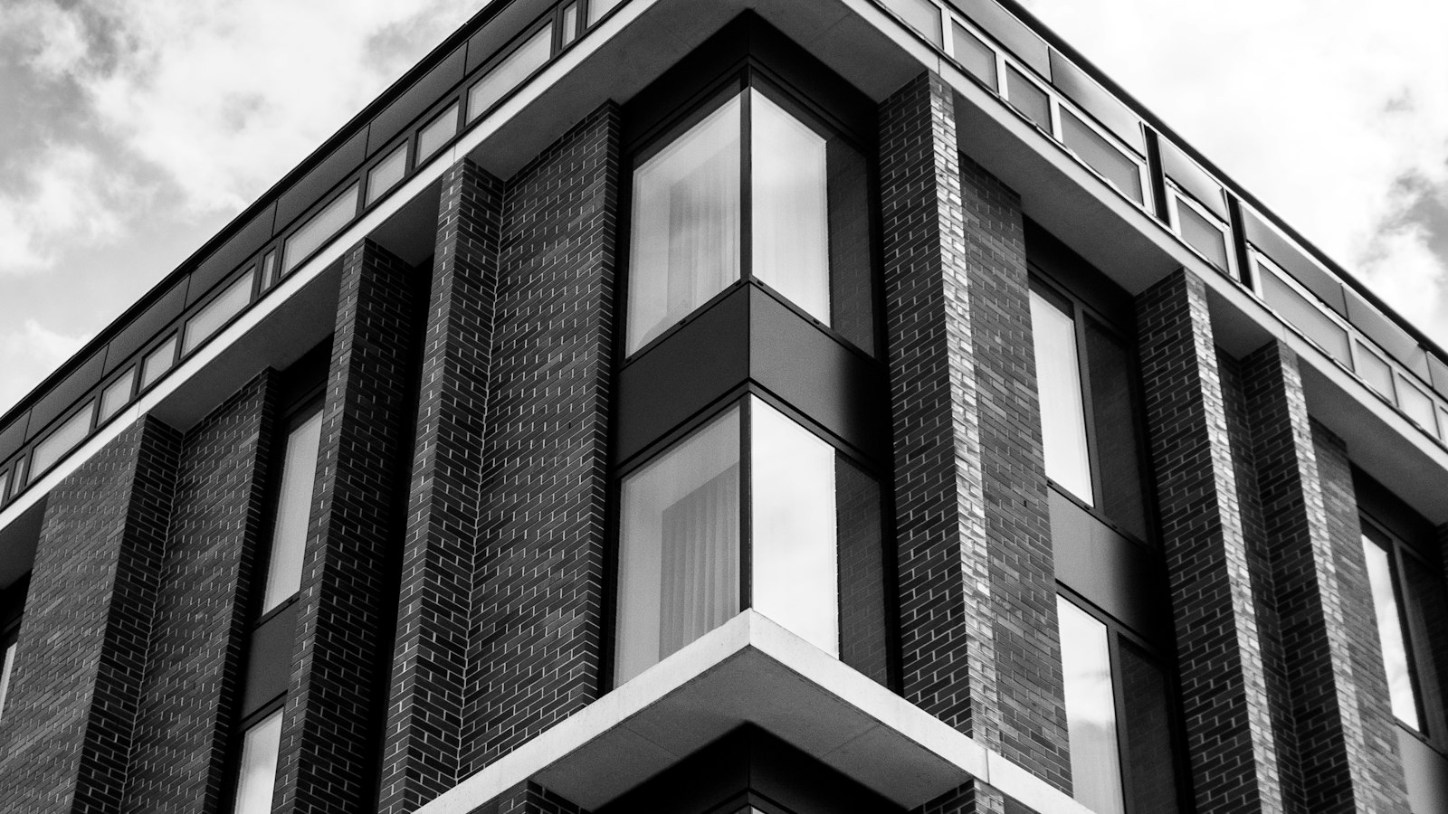 Immeuble de briques photographié en contre-plongée : le recours devant la commission de recours amiable
