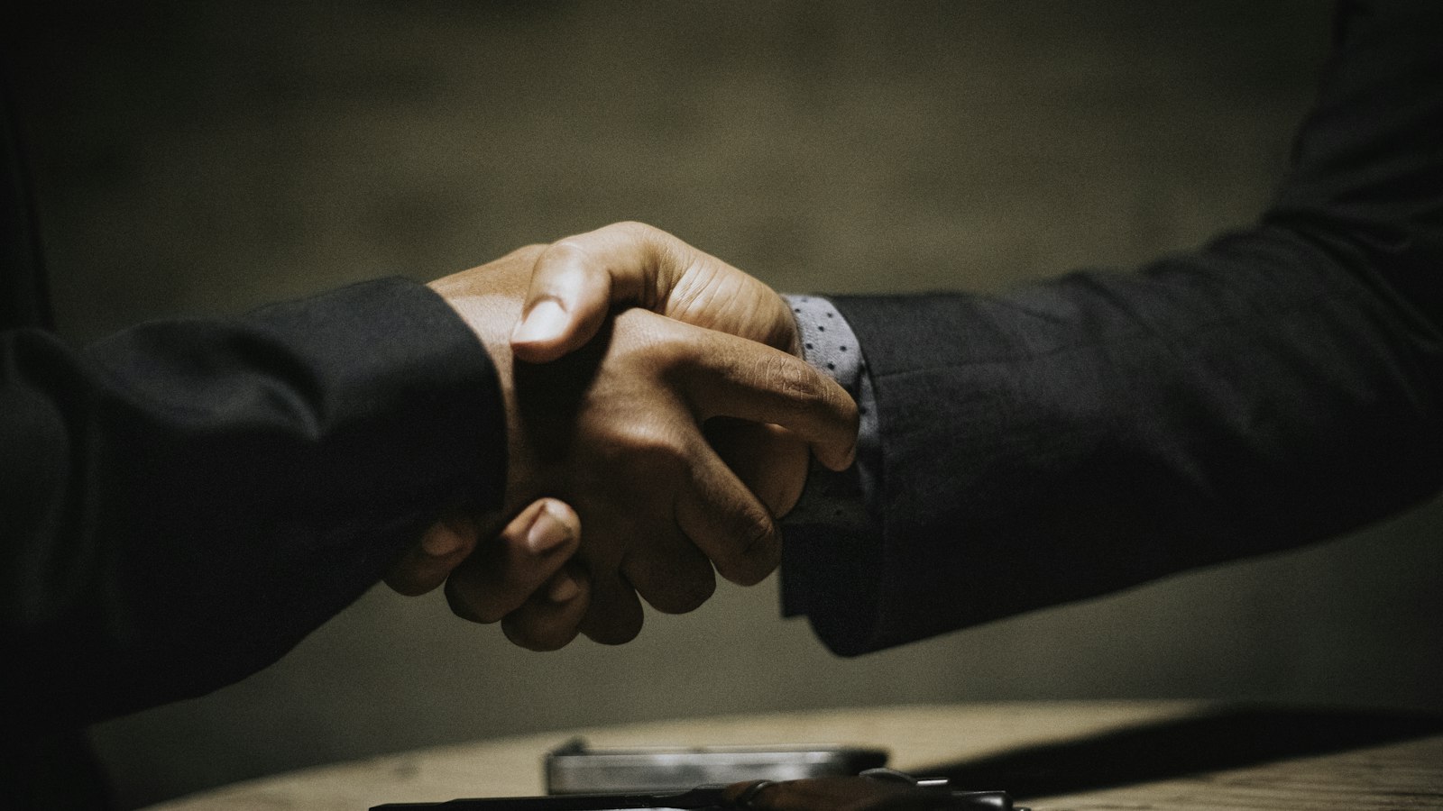 Poignée de main au-dessus d’une table : les indemnités de rupture et les transactions