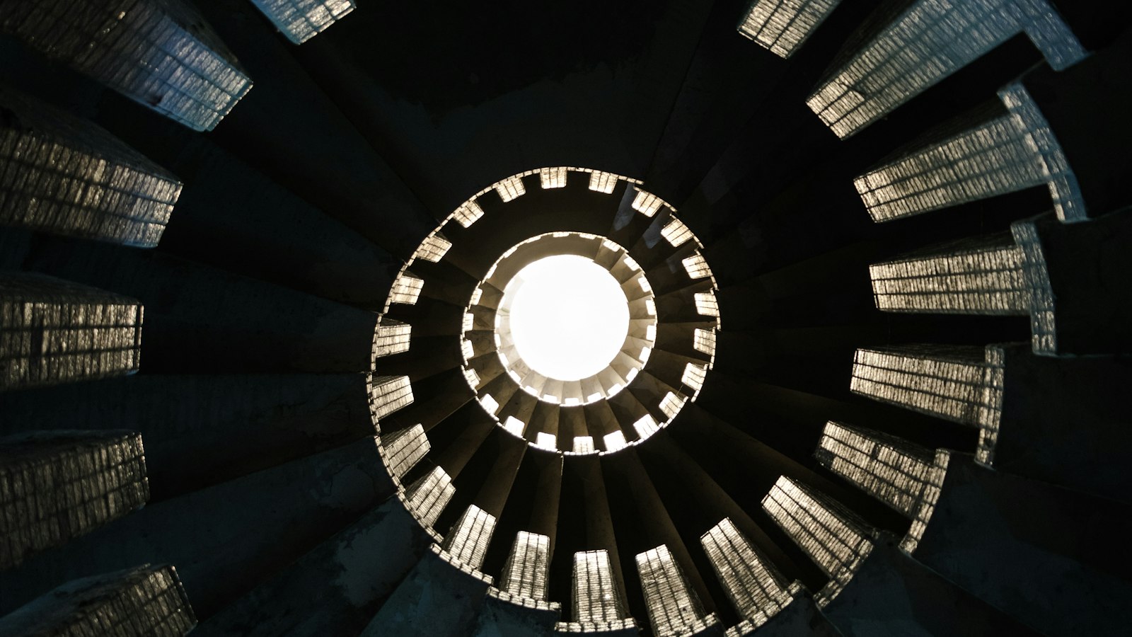 Escalier en colimaçon vu d’en bas : les irrégularités de la procédure de contrôle