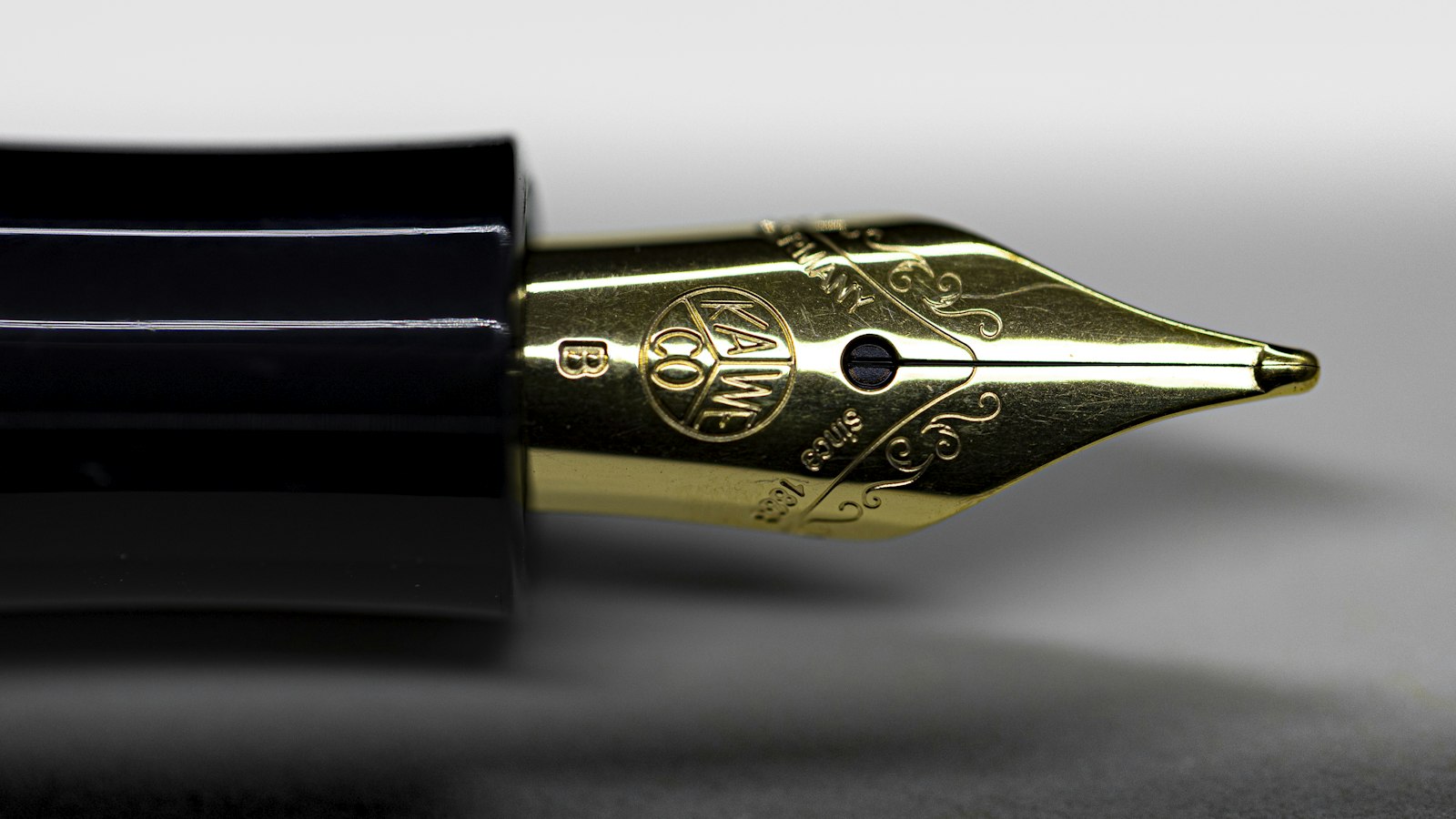 Plume d’un stylo à encre en gros plan : le redressement Urssaf et son recouvrement