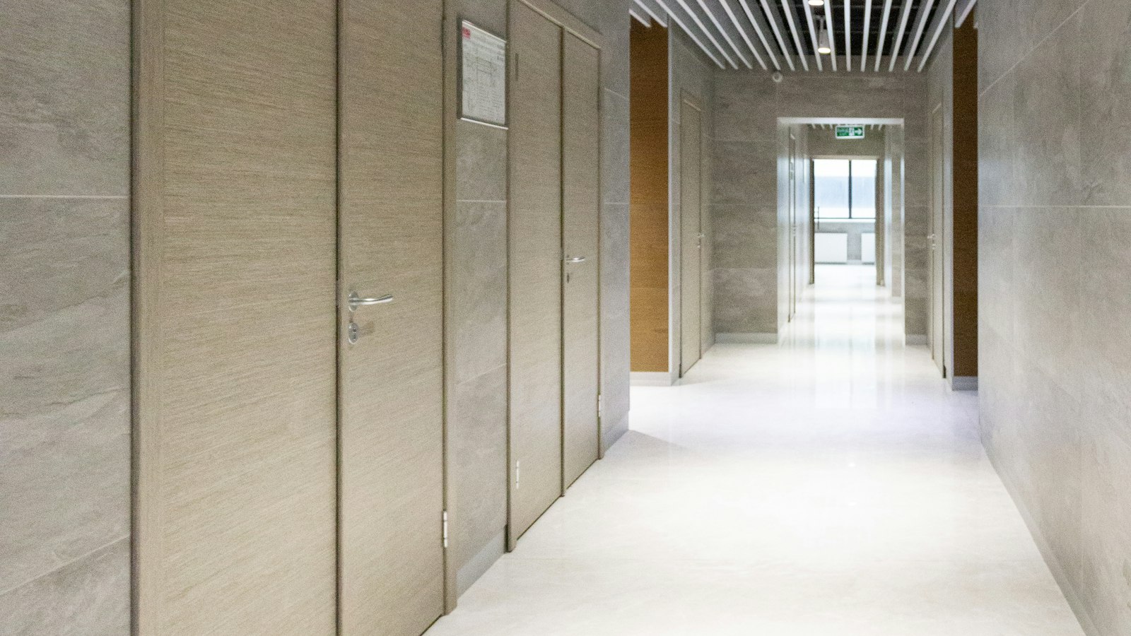 Couloir de bureaux bordé de portes en bois : les différentes formes de contrôle Urssaf