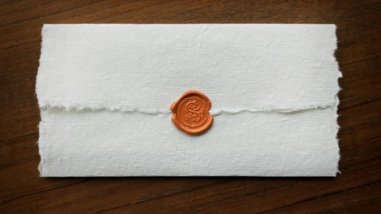 Pli scellé d’un cachet de cire sur une table en bois : le contenu de la lettre d’observations