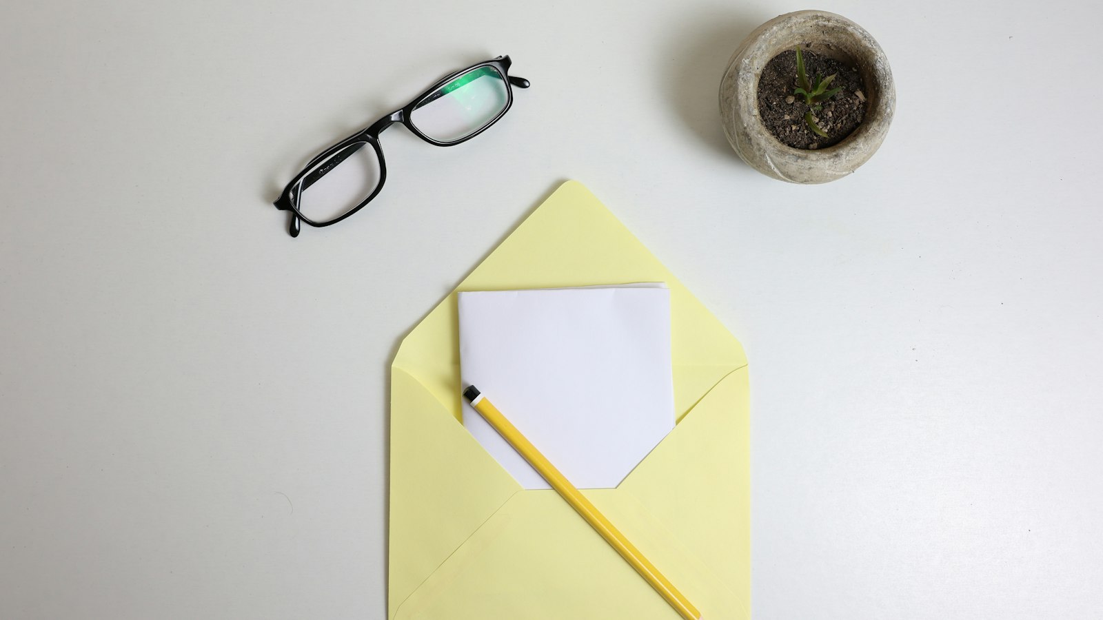 Lunettes, crayon et enveloppe ouverte sur un bureau : la lettre d’observations et la procédure contradictoire
