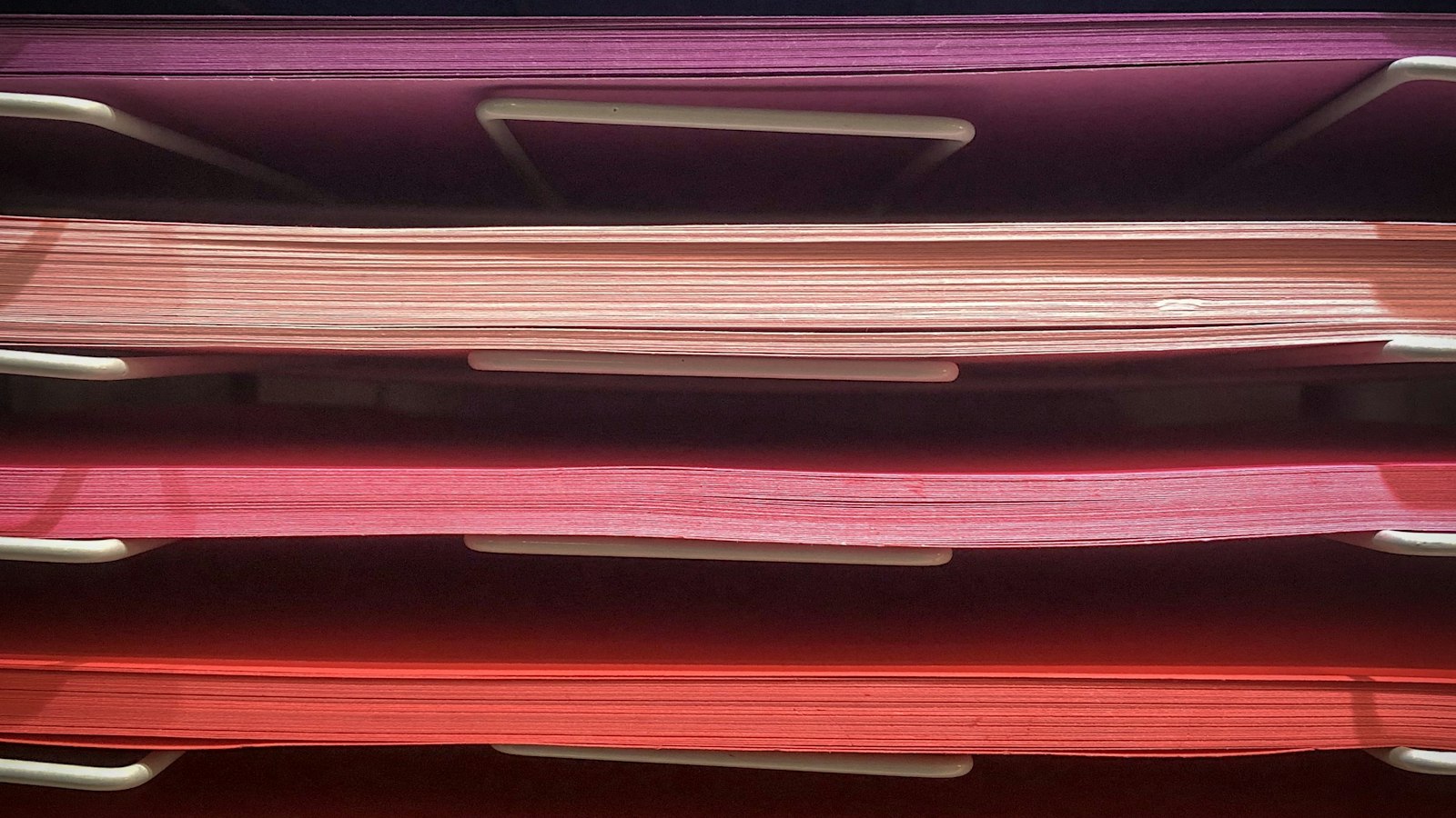 Papiers de couleur rangés dans des bacs de classement : la préparation du contrôle Urssaf