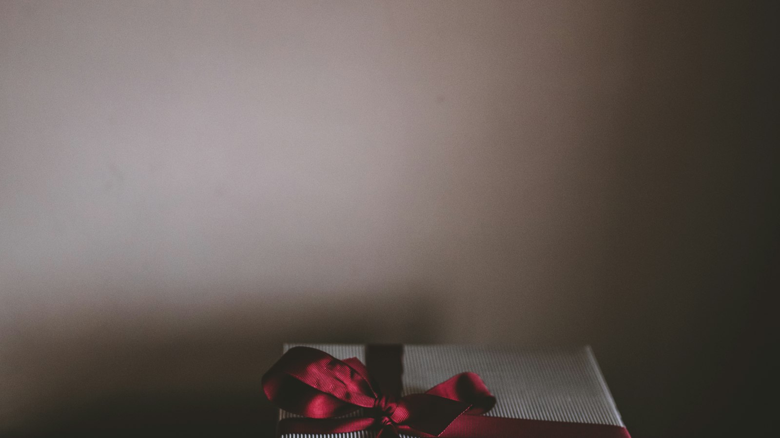 Boîte cadeau nouée d’un ruban sur une table : les prestations du CSE