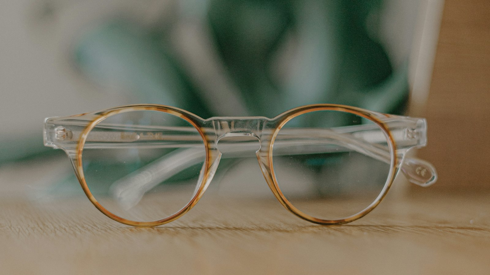 Lunettes posées sur une table en bois : la protection sociale complémentaire