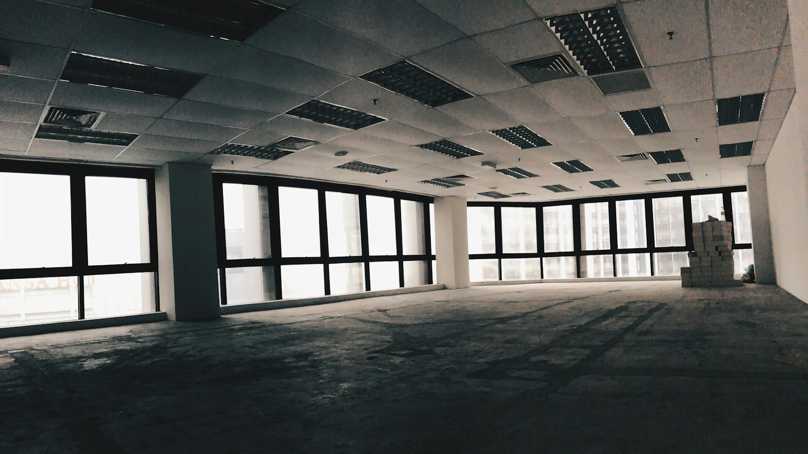 Plateau de bureaux vide dans la pénombre : le travail dissimulé et ses conséquences
