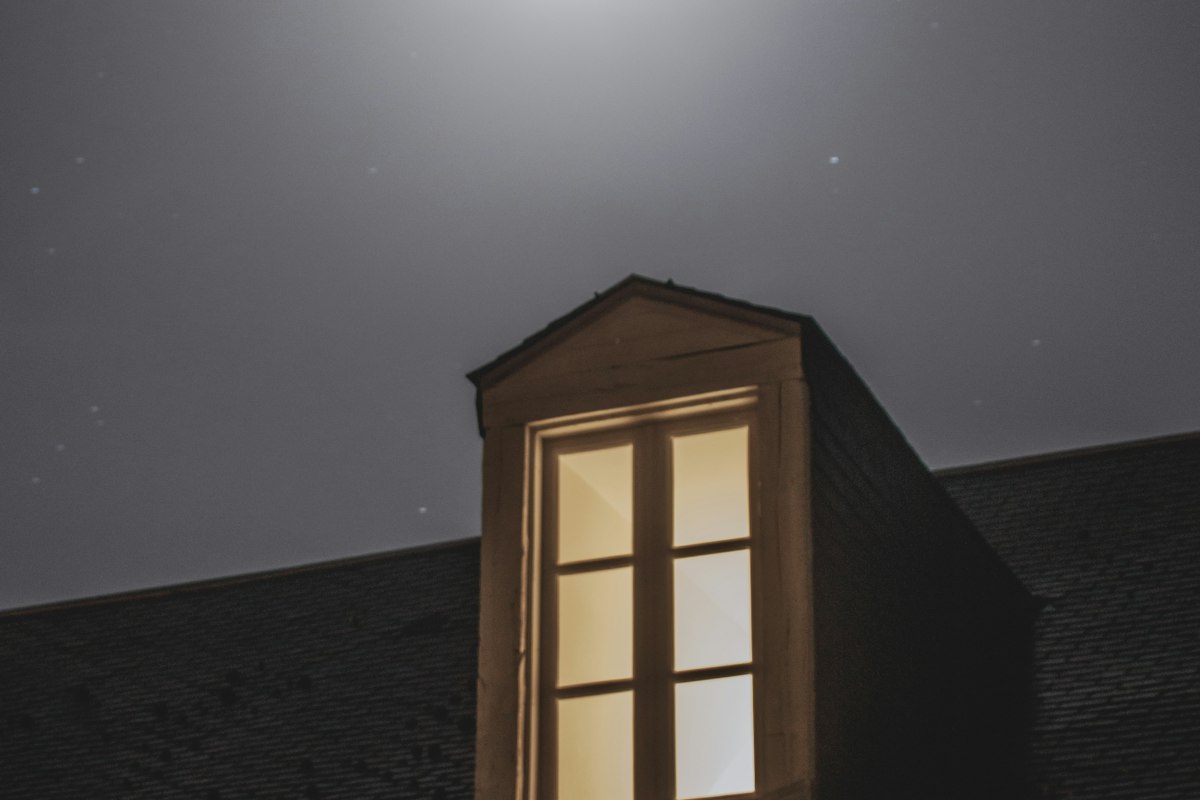 Contrepartie au travail de nuit : fenêtre éclairée d'un bâtiment la nuit