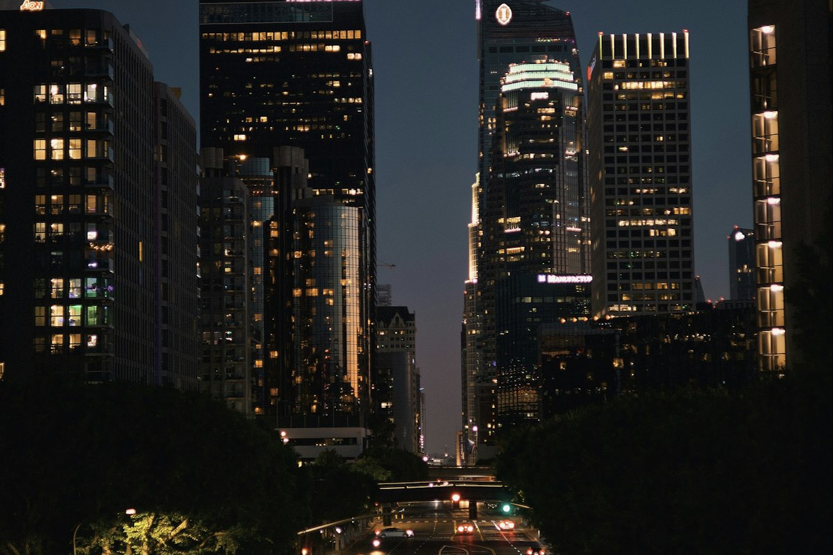 Autorisation de travail des salariés étrangers : immeubles de bureaux d'une grande ville la nuit