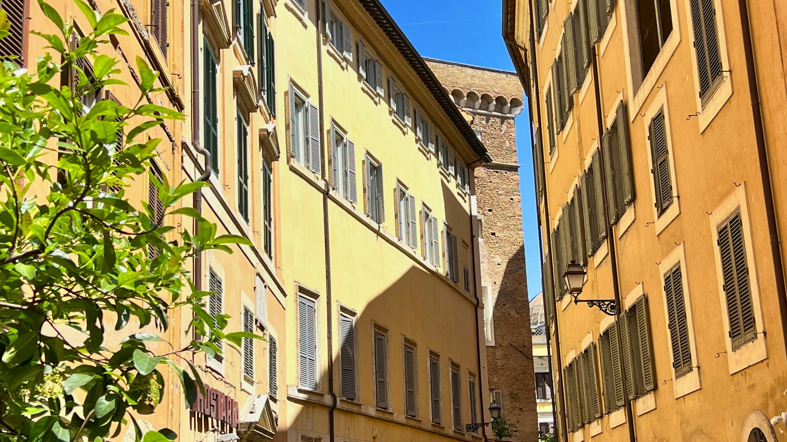 Rue pavée bordée de façades ocre en Italie : la clause de non-concurrence du gérant de succursale